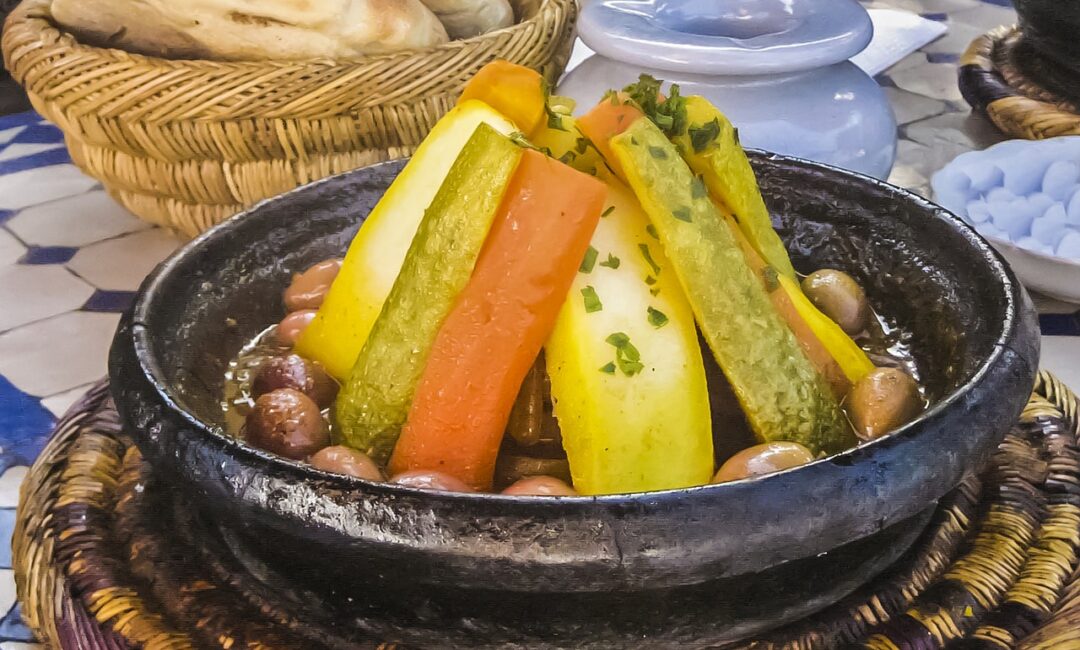 Tajine_de_poulet_aux_légumes_:_Un_plat_emblématique_de_la_gastronomie_marocaine